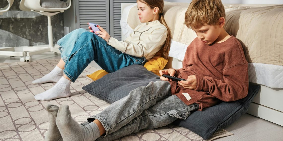 Kinder mit dem Smartphone (Foto: Unsplash/ Andrej Lišakov)
