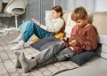 Kinder mit dem Smartphone (Foto: Unsplash/ Andrej Lišakov)