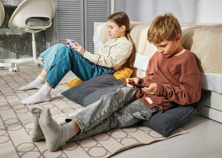 Kinder mit dem Smartphone (Foto: Unsplash/ Andrej Lišakov)