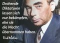 Erich Kästner kennen wir als Kinderbuch-Autor. Das Zitat aus dem „Fliegenden Klassenzimmer“ hatte bereits zum Zeitpunkt seiner Veröffentlichung einen klaren Unterton. Denn das war 1933 – dem Jahr, in dem die Nationalsozialisten an die Macht kamen. Das NS-Regime verbrannte Kästners Bücher. Er blieb in Deutschland, publizierte unter Pseudonymen. Zitat: Drohende Diktaturen lassen sich nur bekämpfen, ehe sie die Macht übernommen haben. Erich Kästner