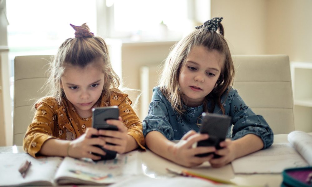 Kinder, Jugendliche, Social-Media-Verbot, Smartphone, Plattformen, Unsplash+