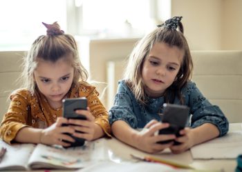 Kinder, Jugendliche, Social-Media-Verbot, Smartphone, Plattformen, Unsplash+