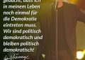Herbert Grönemeyer ist einer der bekanntesten deutschen Musiker und Songwriter – und seit Jahrzehnten eine feste Größe im deutschsprachigen Pop und Rock. Mit Alben wie „4630 Bochum“ und „Mensch“ hat er Rekorde gebrochen und ganze Generationen geprägt. Viele kennen ihn auch als Schauspieler, etwa durch seine Rolle im Film „Das Boot“. Am Donnerstagabend wandte sich Grönemeyer in der Wiener Stadthalle an seine Fans und appellierte daran, sich mit Migrant:innen solidarisch zu erklären. Er selbst machte klar, dass er „Hetze“ und das „furchtbare Geschwafel“ der Rechten ablehnt. Zitat: Ich werde bald 70 und hätte nicht gedacht, dass ich in meinem Leben noch einmal für die Demokratie eintreten muss. Wir sind politisch demokratisch und bleiben politisch demokratisch! Herbert Grönemeyer