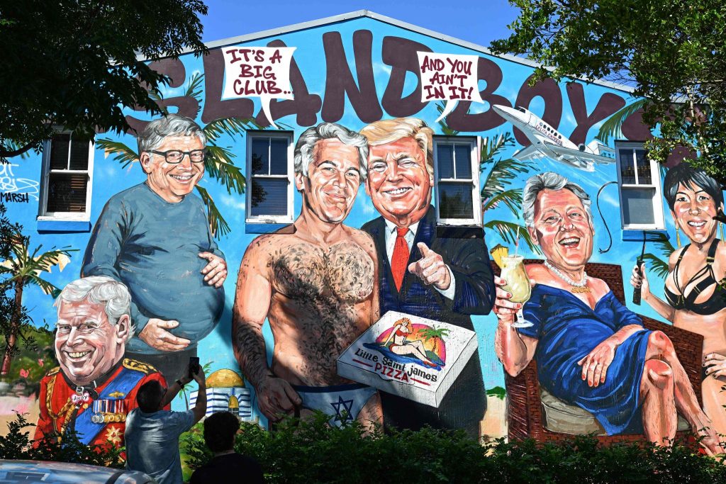 Jeffrey Epstein innig mit Donald Trump - Graffiti auf Hausmauer in Sydney, Australian. (Foto: APA-Images / AFP / SAEED KHAN)