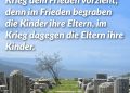 Russland hat vor vier Jahren die Ukraine angegriffen. Viele Hunderttausende Menschen haben dabei ihr Leben verloren, und obwohl es Gespräche zwischen den beiden Seiten gibt, ist kein Ende des Krieges in Sicht. Dem König der Lydier, Krösus, wird dieses Zitat über den Schrecken des Krieges vom Geschichtsschreiber Herodot zugeschrieben. Er verlor sein Reich und seine Freiheit im Kampf gegen den Perserkönig Kyros dem Großen. Zitat: Keiner ist so dumm, dass er Krieg dem Frieden vorzieht; denn im Frieden begraben die Kinder ihre Eltern, im Krieg dagegen die Eltern ihre Kinder. Krösus