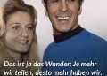 Leonard Nimoy war ein vielseitiger Künstler, der vor allem durch seine Rolle als Mr. Spock in der legendären Serie „Star Trek“ bekannt wurde. Als Vulkanier, der zwischen logischer Vernunft und menschlicher Emotion balancierte, prägte Nimoy eine Figur, die zu einem Markenzeichen der Sci-Fi-Kultur wurde. Doch sein Talent ging weit über das Schauspiel hinaus: Er war auch Regisseur, Musiker und Fotograf. Neben seiner Arbeit in der Unterhaltungsindustrie setzte er sich für soziale Themen ein und hinterließ einen bleibenden Eindruck sowohl auf als auch neben der Leinwand. Zitat: Das ist ja das Wunder: Je mehr wir teilen, desto mehr haben wir. Leonard Nimoy