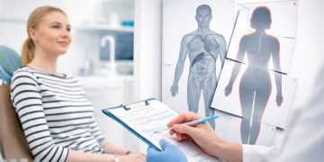 Frauen erleben Nachteile in der Medizin (Foto: Unsplash, Montage)