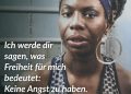 Nina Simone war eine Musiklegende und ein Symbol für den Kampf um Freiheit und Gleichberechtigung. Als Pianistin und Sängerin kombinierte sie Jazz, Blues und Soul auf einzigartige Weise - sie selbst nannte ihre Musik "black classical music". Simone setzte sich für Bürgerrechte und soziale Gerechtigkeit ein. Dabei nutzte sie ihre Lieder als Protest gegen Rassismus und Unterdrückung. Zitat: Ich werde dir sagen, was Freiheit für mich bedeutet: Keine Angst zu haben. Nina Simone
