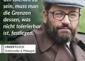 Umberto Eco war Schriftsteller, Philosoph und einer der bekanntesten Intellektuellen Europas. Weltberühmt wurde er 1980 mit seinem Roman „Der Name der Rose“. Der historische Krimi spielt in einem mittelalterlichen Kloster und verbindet Spannung mit klugen Fragen über Wissen, Macht und Wahrheit. Das Buch wurde ein internationaler Bestseller und erfolgreich verfilmt. Geboren 1932 in Italien, war Eco vor allem Professor für Semiotik – die Lehre von den Zeichen. Er untersuchte, wie Sprache, Medien und Popkultur Bedeutung erzeugen und wie leicht Öffentlichkeit manipuliert werden kann. Schon früh warnte er vor Propaganda und vereinfachenden Weltbildern. Eco schrieb nicht nur Romane, sondern auch Essays, in denen er verständlich und oft mit Humor komplexe Themen erklärte. Er mischte sich politisch ein und kritisierte Rechtspopulismus sowie Geschichtsvergessenheit. Zitat: Um tolerant zu sein, muss man die Grenzen dessen, was nicht tolerierbar ist, festlegen. Umberto Eco
