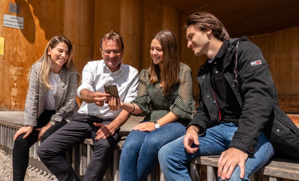Hannes Heide mit Jugendlichen im Gespräch. (Foto: Hannes Heide/zVg)