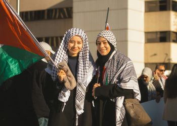 Zwei Frauen mit palästinensischer Flagge. Foto: unsplash/tristan-sosteric
