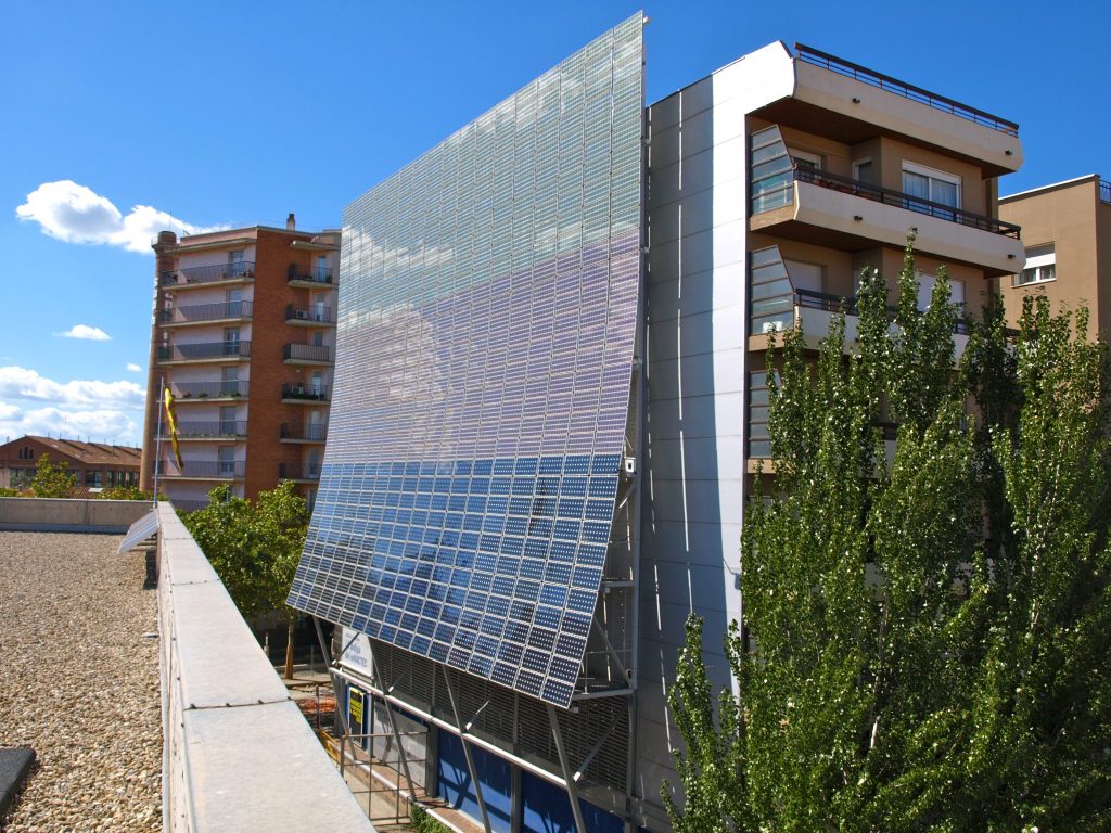 Photovoltaik-Wand bei MNACTEC Terrassa (Foto: Wikipedia/Chixoy) - spanien erneuerbare energie
