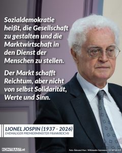 Lionel Jospin war von 1997 bis 2002 Ministerpräsident Frankreichs und langjähriger Chef der Sozialistischen Partei Frankreichs. In seiner Amtszeit setzte er die 35-Stunden-Woche durch, führte die allgemeine Krankenversicherung ein und schuf 1999 mit dem PACS die eingetragene Lebenspartnerschaft als ersten Schritt zur Ehe für alle. Zitat: Sozialdemokratie heißt, die Gesellschaft zu gestalten und die Marktwirtschaft in den Dienst der Menschen zu stellen. Der Markt schafft Reichtum, aber nicht von selbst Solidarität, Werte und Sinn. Lionel Jospin