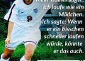 Mariel Margaret “Mia” Hamm gehört zu den besten Fußballerinnen der Welt. Die US-Amerikanerin wurde zweimal Olympiasiegerin (1996, 2004) und zweimal Weltmeisterin (1991, 1999). Lange hielt sie den Weltrekord für die meisten Länderspiel-Tore im Frauenfußball und prägte wie kaum eine andere den Aufstieg des Frauenfußballs weltweit. Zitat: Mein Trainer sagte, ich laufe wie ein Mädchen. Ich sagte: Wenn er ein bisschen schneller laufen würde, könnte er das auch. Mariel "Mia" Hamm