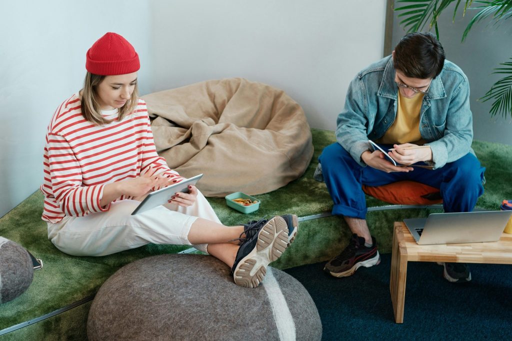 Junge Menschen erzählen in der Ö3-Jugendstudie 2026, was sie bewegt. (Foto: Unsplash)