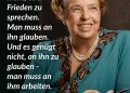 Frieden ist keine Selbstverständlichkeit – das wusste auch Eleanor Roosevelt. Sie war eine US-amerikanische Politikerin, Diplomatin und die Ehefrau von Präsident Franklin D. Roosevelt. Als First Lady setzte sie sich stark für soziale Gerechtigkeit, Frauenrechte und die Rechte von Minderheiten ein. Sie hat an der Allgemeinen Erklärung der Menschenrechte mitgearbeitet. Zitat: Es genügt nicht, über Frieden zu sprechen. Man muss an ihn glauben. Und es genügt nicht, an ihn zu glauben - man muss an ihm arbeiten. Eleanor Roosevelt