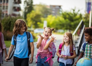 Bildung und Schule in Schweden und Finnland, Ländervergleich, Schulkinder, Bild: Unsplash+