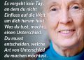 Jane Goodall war eine britische Verhaltensforscherin und zählte zu den bekanntesten Primaten-Forscherinnen der Welt. Berühmt wurde sie durch ihre langjährige Forschung über Schimpansen in Tansania, bei der sie ihr Verhalten erstmals genau dokumentierte. Ihre Arbeit veränderte das Verständnis darüber, wie nah Tiere dem Menschen stehen. Neben der Forschung engagierte sie sich seit Jahrzehnten für Natur- und Artenschutz. Zitat: Es vergeht kein Tag, an dem du nicht Einfluss auf die Welt um dich herum hast. Was du tust, macht einen Unterschied. Du musst entscheiden, welche Art von Unterschied du machen möchtest. Jane Goodall