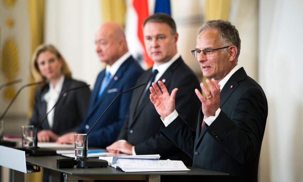 Am 27. April 2026 gab Bundeskanzler Christian Stocker (m.l.) gemeinsam mit Vizekanzler Andreas Babler (m.r.), Bundesministerin Beate Meinl-Reisinger (l.) und Bundesminister Markus Marterbauer (r.) eine Pressekonferenz zum Thema Doppelbudget 2027/28.