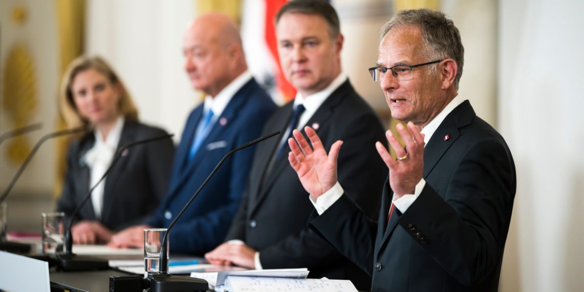 Am 27. April 2026 gab Bundeskanzler Christian Stocker (m.l.) gemeinsam mit Vizekanzler Andreas Babler (m.r.), Bundesministerin Beate Meinl-Reisinger (l.) und Bundesminister Markus Marterbauer (r.) eine Pressekonferenz zum Thema Doppelbudget 2027/28.