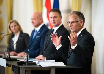 Am 27. April 2026 gab Bundeskanzler Christian Stocker (m.l.) gemeinsam mit Vizekanzler Andreas Babler (m.r.), Bundesministerin Beate Meinl-Reisinger (l.) und Bundesminister Markus Marterbauer (r.) eine Pressekonferenz zum Thema Doppelbudget 2027/28.