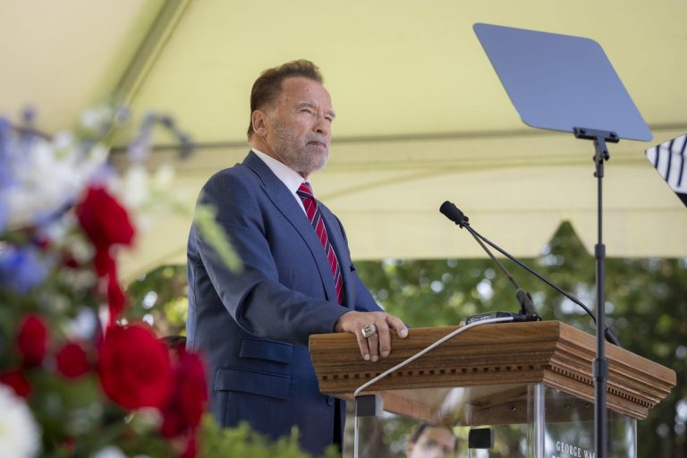 Arnold Schwarzenegger bei einer Rede in Mount Vernon, Virginia, 4. Juli 2025 (Foto: DHS)