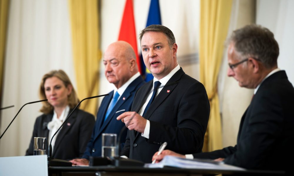 Regierung erklärt Doppelbudget 2027-28 auf Pressekonferenz (Foto: BKA/Christopher Dunnker)