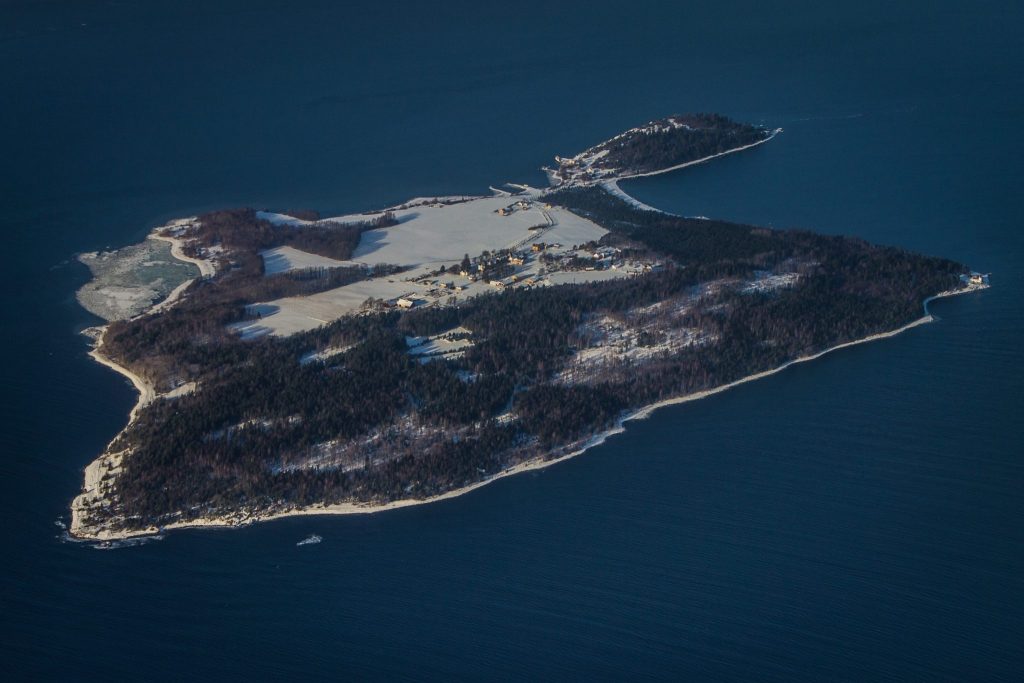 Luftansicht der Insel Bastøy mit dem Wohnkomplex im Zentrum. (Foto: Grim23/Wikipedia/GFDL 1.2)