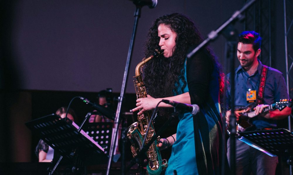 Jazz-Musikerin am Saxophon. (Foto: Unsplash/ Kobby Mendez)