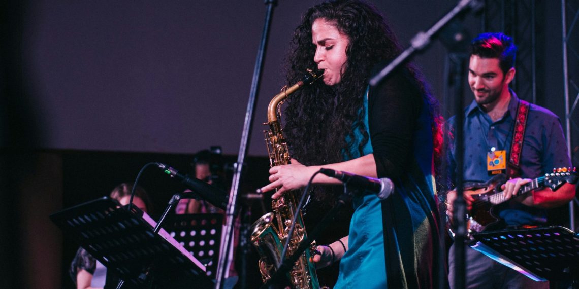 Jazz-Musikerin am Saxophon. (Foto: Unsplash/ Kobby Mendez)
