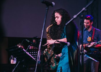Jazz-Musikerin am Saxophon. (Foto: Unsplash/ Kobby Mendez)