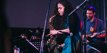 Jazz-Musikerin am Saxophon. (Foto: Unsplash/ Kobby Mendez)