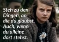 Sophie Scholl ist eine Symbolfigur des Widerstands gegen den Nationalsozialismus. Gemeinsam mit ihrem Bruder Hans Scholl und der Widerstandsgruppe “Weiße Rose” hat sie Flugblätter gegen das NS-Regime an der Universität München verteilt. Mit nur 21 Jahren wurde sie von den Nationalsozialisten zum Tode verurteilt und hingerichtet. Zitat: Steh zu den Dingen, an die du glaubst. Auch, wenn du alleine dort stehst. Sophie Scholl