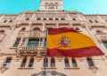 Spanische Flagge Das spanische Vorzeigemodell gegen Gewalt an Frauen - Foto: (c) Daniel Prado via unsplash