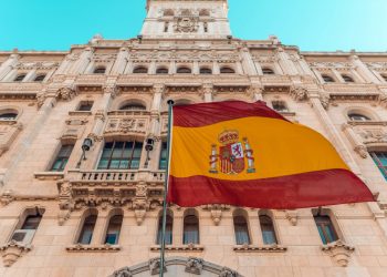 Spanische Flagge Das spanische Vorzeigemodell gegen Gewalt an Frauen - Foto: (c) Daniel Prado via unsplash
