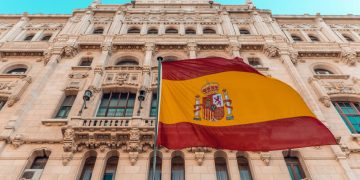 Spanische Flagge Das spanische Vorzeigemodell gegen Gewalt an Frauen - Foto: (c) Daniel Prado via unsplash