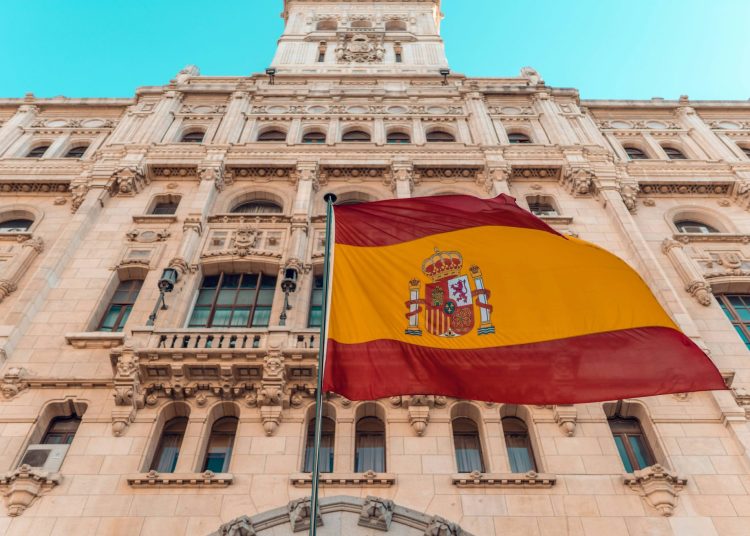 Spanische Flagge Das spanische Vorzeigemodell gegen Gewalt an Frauen - Foto: (c) Daniel Prado via unsplash