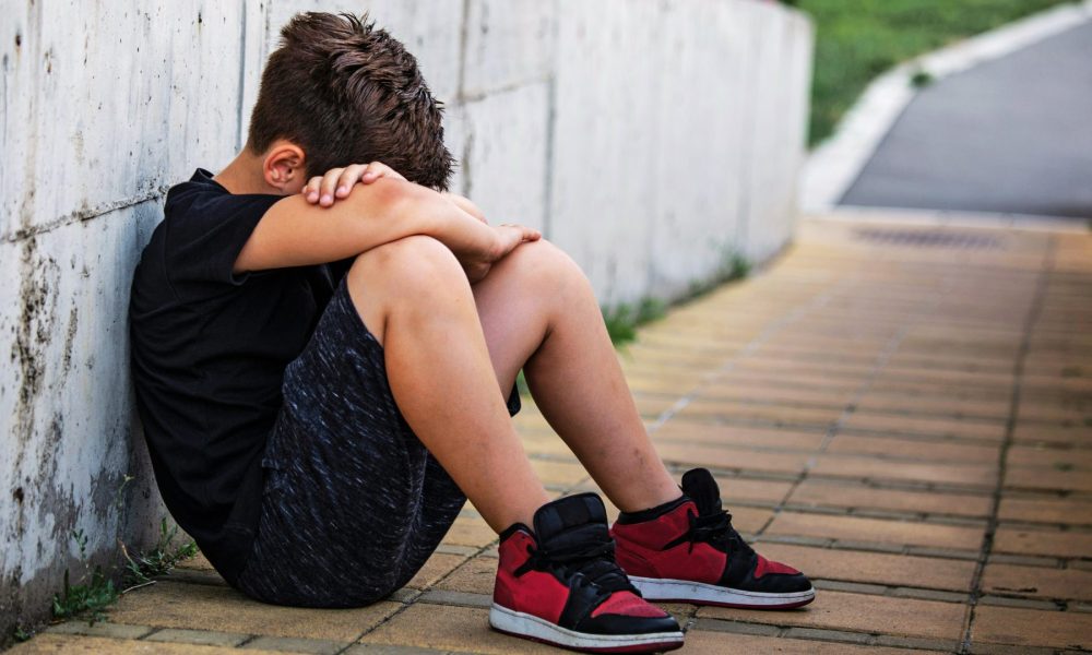 Gewalt gegen Kinder erkennen und helfen (Foto: Unsplash/Getty images)