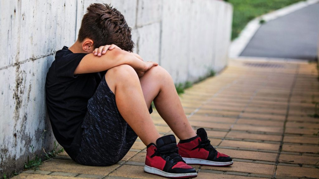 Gewalt gegen Kinder erkennen und helfen (Foto: Unsplash/Getty images)