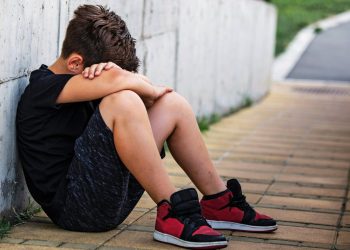 Gewalt gegen Kinder erkennen und helfen (Foto: Unsplash/Getty images)