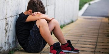 Gewalt gegen Kinder erkennen und helfen (Foto: Unsplash/Getty images)