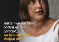 Ingeborg Bachmann (1926–1973) war eine österreichische Schriftstellerin, die der deutschsprachigen Nachkriegsliteratur eine neue, scharfe Sprache gab. In ihrem Gedichtband „Die gestundete Zeit“ schrieb sie über Krieg, Schuld und das fragile Weiterleben nach 1945. Ihr Roman „Malina“ erzählt von Identität, Macht und den inneren Brüchen einer Frau. Bachmanns Werk wirkt bis heute, weil es persönliche Erfahrung und gesellschaftliche Gewalt eng miteinander verbindet. Zitat: Hätten wir das Wort, hätten wir die Sprache, wir bräuchten die Waffen nicht. Ingeborg Bachmann