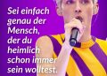 Troye Sivan ist Popmusiker, Schauspieler und LGBTQ-Aktivist. Der in Südafrika geborene Australier begann bereits mit zwölf Jahren, Gesangsvideos auf YouTube zu posten und sprach später auf seinem Kanal immer wieder auch über Menschenrechte. Heute hat er mehr als acht Millionen Abonnent:innen und wurde mehrfach für seine Musik ausgezeichnet, darunter mit drei MTV Europe Music Awards. Als Schauspieler war er unter anderem in „X-Men Origins: Wolverine“ und dem Drama „Der verlorene Sohn“ zu sehen. Zitat: Sei einfach genau der Mensch, der du heimlich schon immer sein wolltest. Troye Sivan