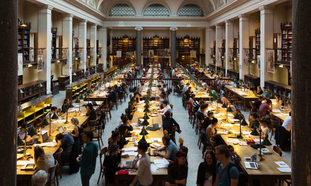 Lesesaal der Bibliothek der Universität Wien. (Foto: Hubertl/Wikipedia/ CC BY-SA 4.0)
