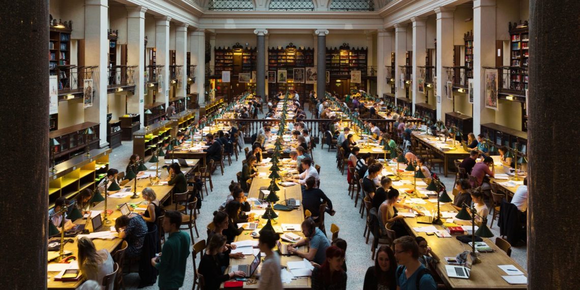 Lesesaal der Bibliothek der Universität Wien. (Foto: Hubertl/Wikipedia/ CC BY-SA 4.0)