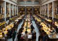Lesesaal der Bibliothek der Universität Wien. (Foto: Hubertl/Wikipedia/ CC BY-SA 4.0)