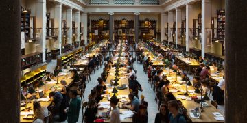 Lesesaal der Bibliothek der Universität Wien. (Foto: Hubertl/Wikipedia/ CC BY-SA 4.0)