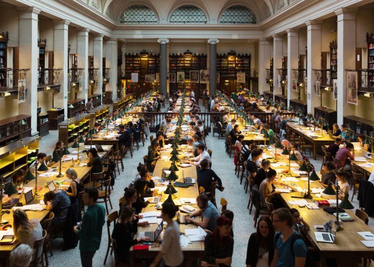 Lesesaal der Bibliothek der Universität Wien. (Foto: Hubertl/Wikipedia/ CC BY-SA 4.0)