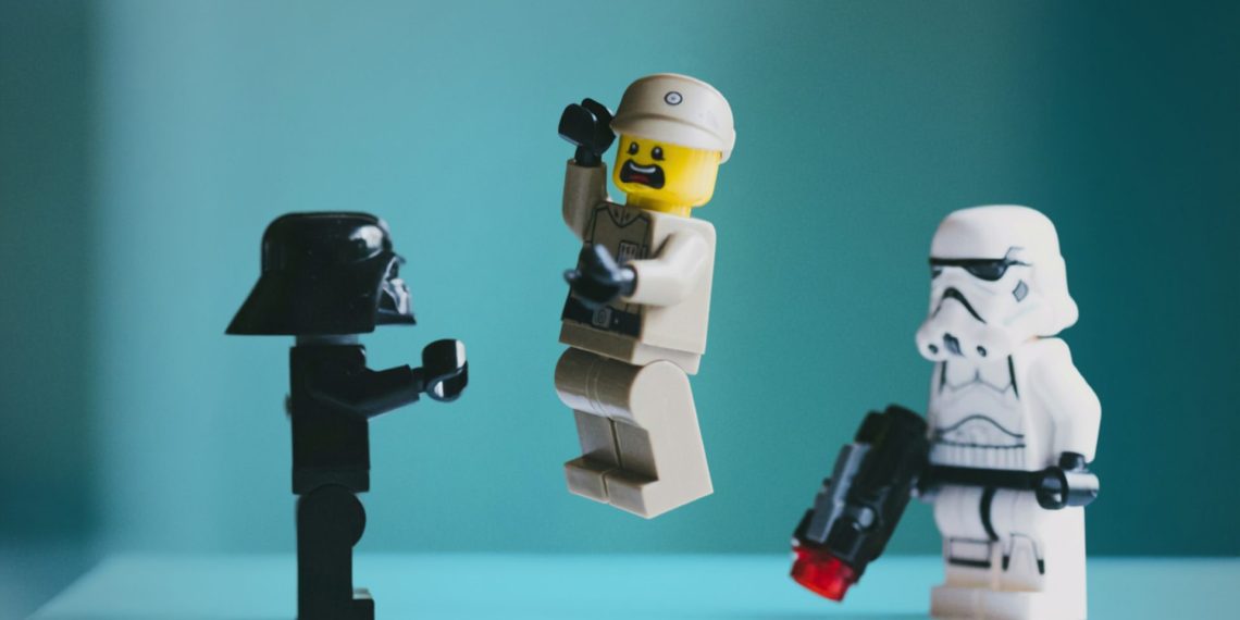 LEGO-Minifiguren in einer Szene vor türkisfarbenem Hintergrund. LEGO-/Star-Wars-Minifiguren. Foto: Daniel Cheung via unsplash