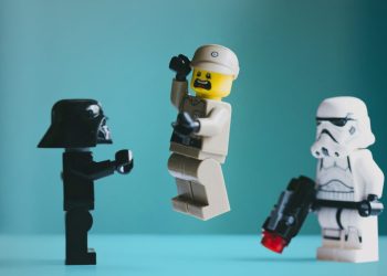 LEGO-Minifiguren in einer Szene vor türkisfarbenem Hintergrund. LEGO-/Star-Wars-Minifiguren. Foto: Daniel Cheung via unsplash